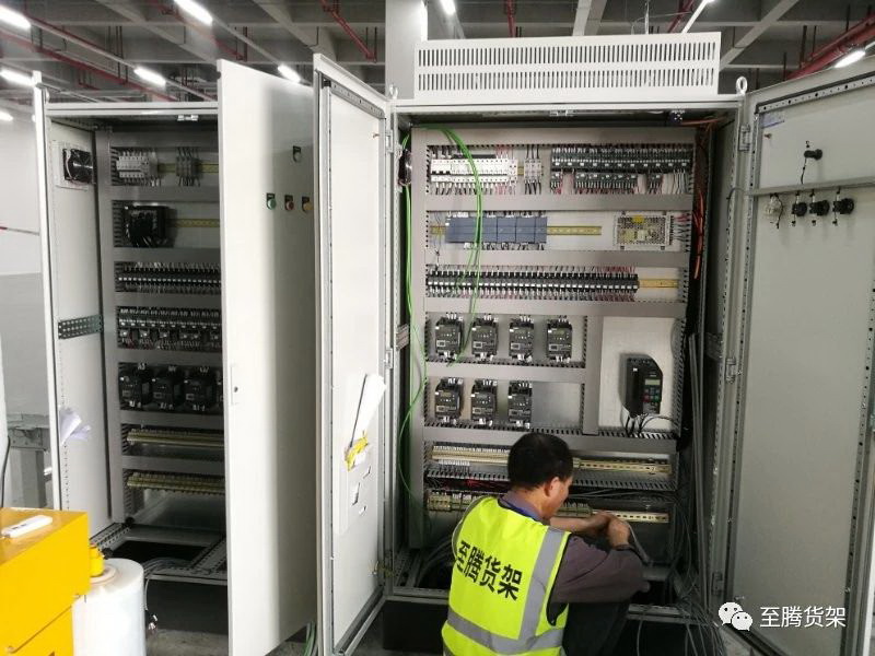 九游体育科技：四向车自动化立体库进行调试(图1)