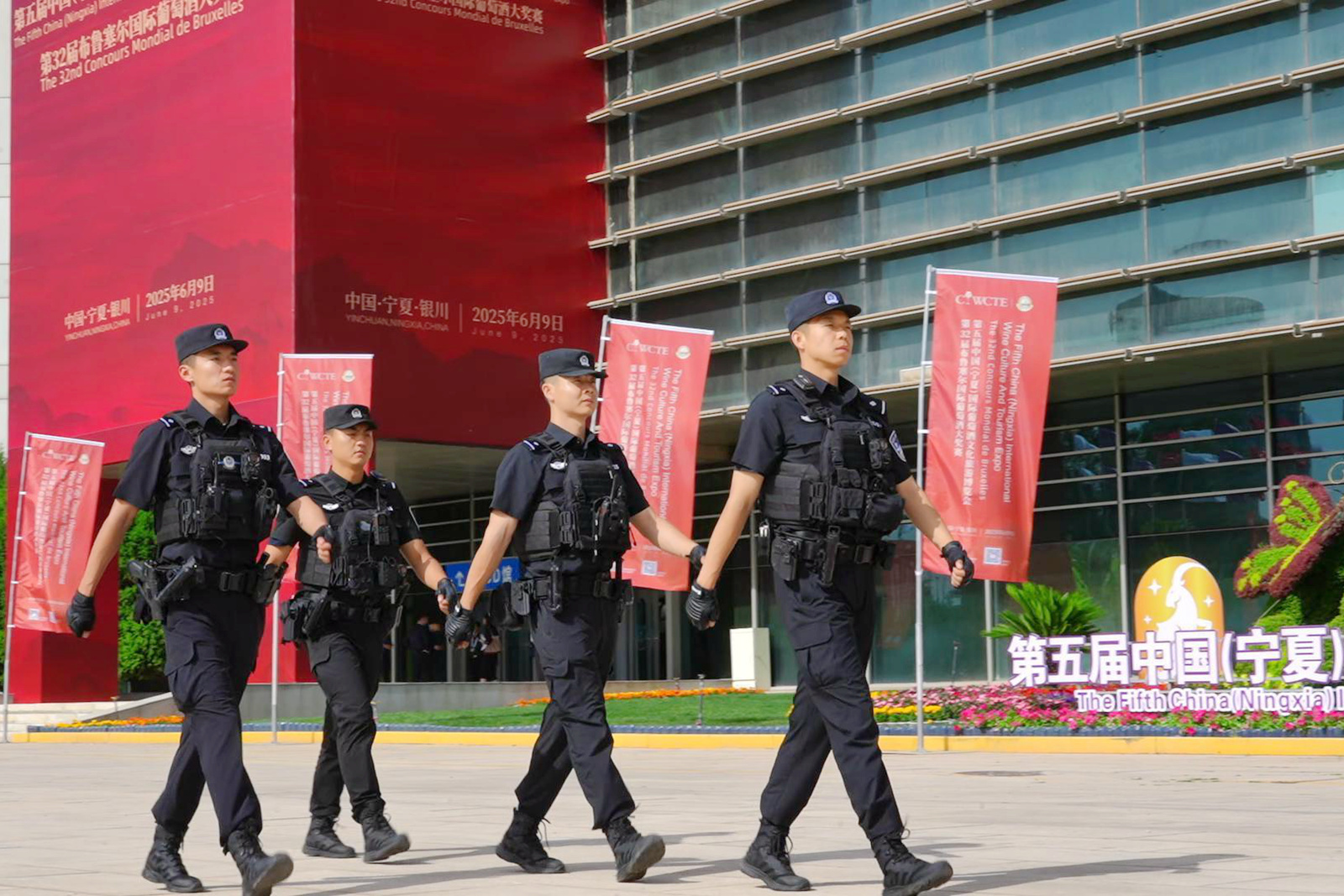 九游智能体育科技：银川公安护航第五届国际葡萄酒博览会精彩圆满举办(图2)