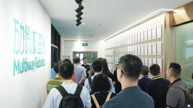 香港工业总会65周年：光明区率「领先科技考察团」到访劢微机器人(图3)