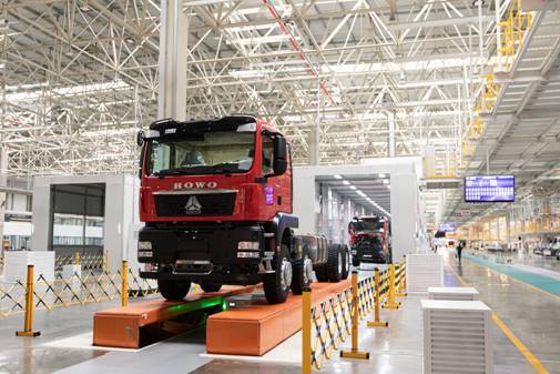 中国重汽智能工厂：“新劳模”领航智造引擎全速驱动(图1)