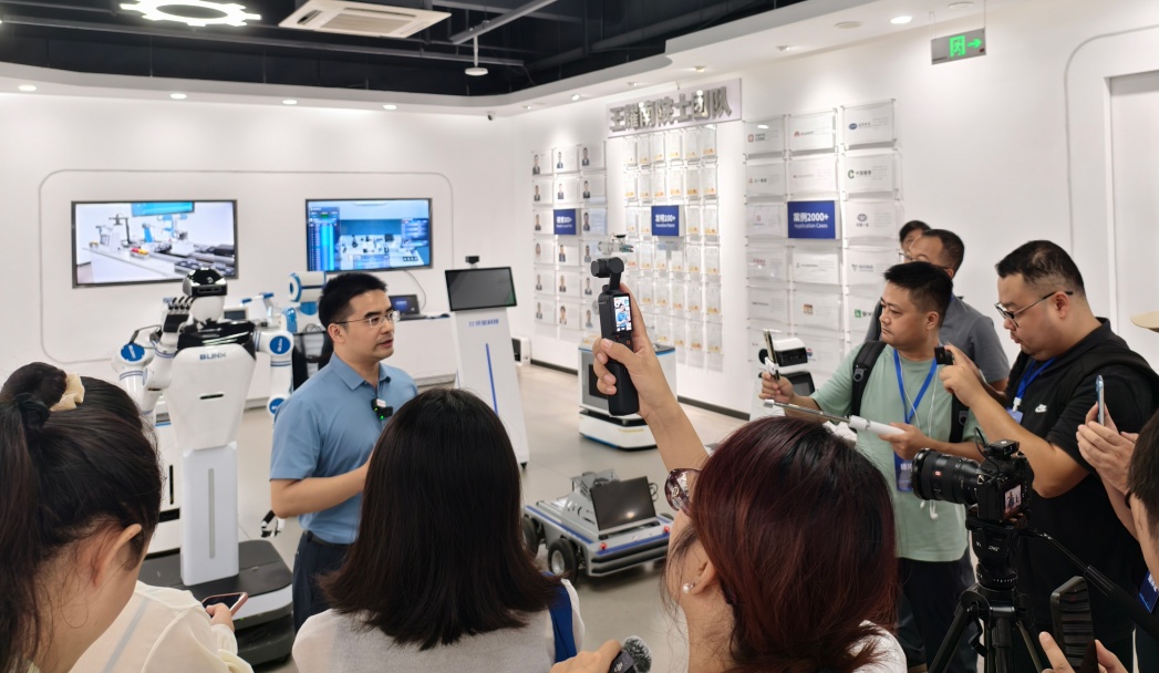 九游体育：产业新视野｜探访新区AI企业感受智能未来“湘江动能”(图5)