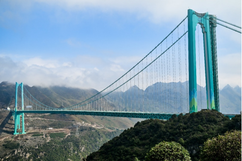 九游体育：从花江峡谷大桥出发：探访“多彩贵州移起向新”(图1)