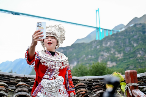 九游体育：从花江峡谷大桥出发：探访“多彩贵州移起向新”(图7)