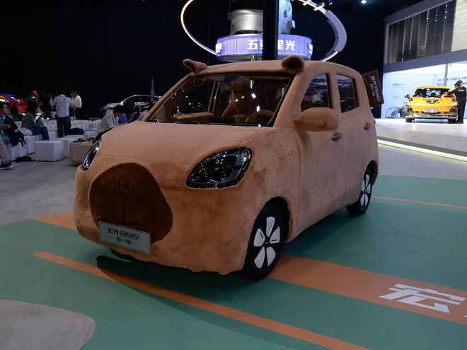 九游智能体育科技：五菱宏光MINIEV四门版！558万起续航超300公里时尚外观很年轻(图1)