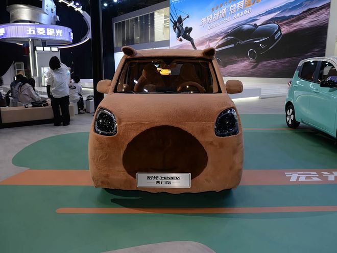 九游智能体育科技：五菱宏光MINIEV四门版！558万起续航超300公里时尚外观很年轻(图2)