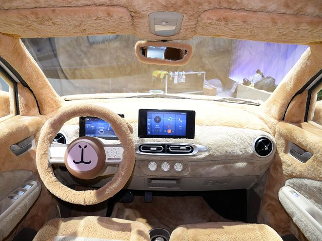 九游智能体育科技：五菱宏光MINIEV四门版！558万起续航超300公里时尚外观很年轻(图5)