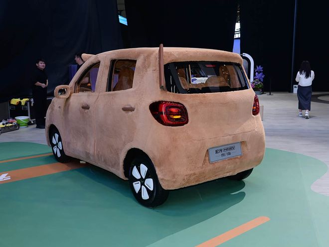 九游智能体育科技：五菱宏光MINIEV四门版！558万起续航超300公里时尚外观很年轻(图4)