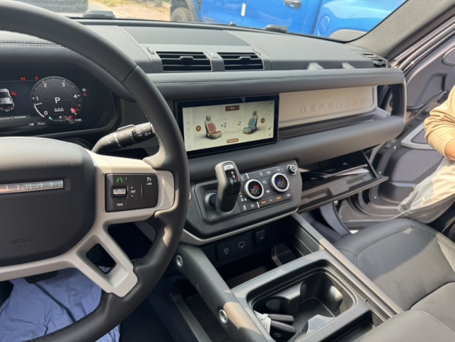 九游智能体育科技：2024款路虎卫士110四门30T柴油D250S港口最新报价已出(图4)