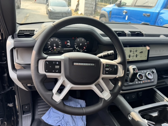 九游智能体育科技：2024款路虎卫士110四门30T柴油D250S港口最新报价已出(图3)