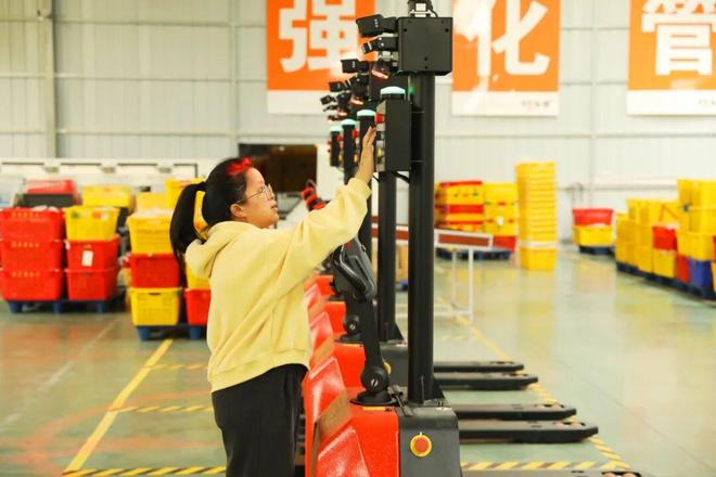 熊猫体育平台：开挂了！融安金桔智能分拣机械臂1小时干2人活～(图2)