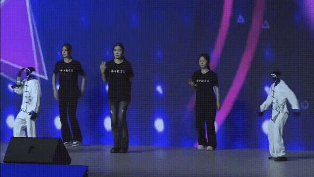 九游体育科技：硅谷还在「卷PPT」中国机器人大军上岗！看呆歪果仁(图4)