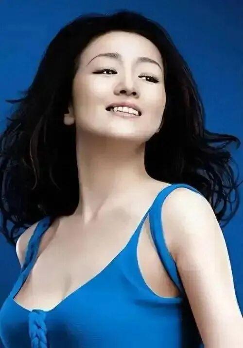 九游智能体育科技：巩俐：墨绿丝绒裙稳站C位手握双奢代言这才是顶流天花板(图3)