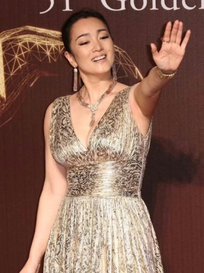 九游智能体育科技：巩俐：墨绿丝绒裙稳站C位手握双奢代言这才是顶流天花板(图2)