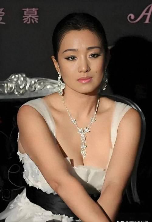 九游智能体育科技：巩俐：墨绿丝绒裙稳站C位手握双奢代言这才是顶流天花板