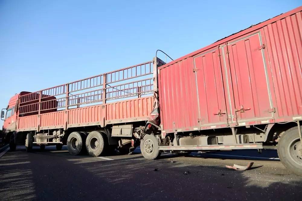 昨日成乐高速眉山段发生3车追尾事故1人被困车内消防官兵紧急出动救援但不幸的是