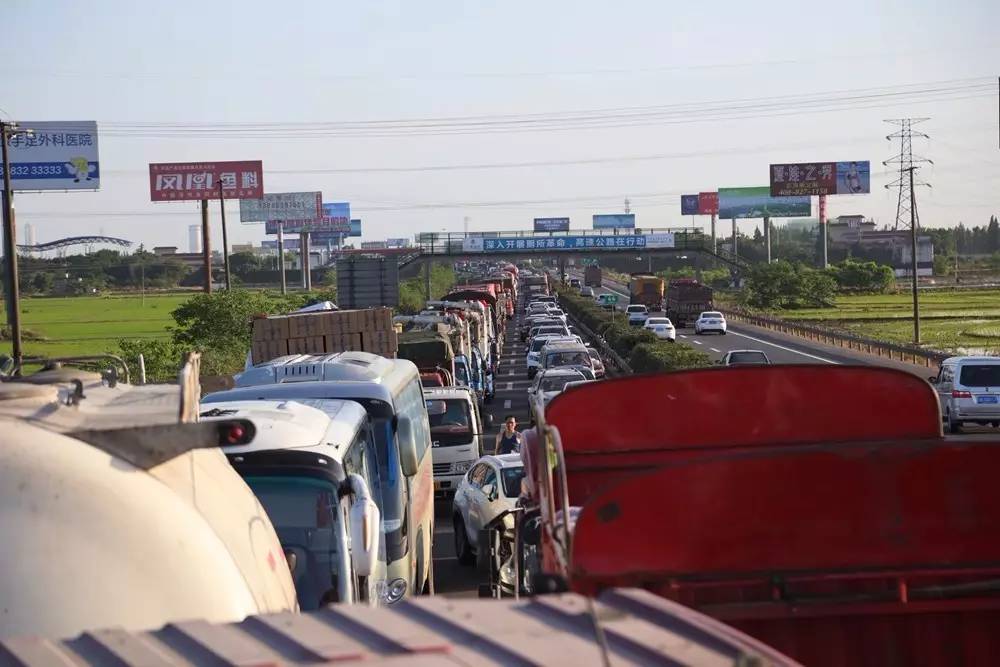 昨日成乐高速眉山段发生3车追尾事故1人被困车内消防官兵紧急出动救援但不幸的是(图3)
