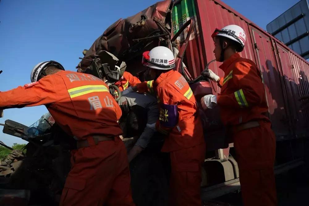 昨日成乐高速眉山段发生3车追尾事故1人被困车内消防官兵紧急出动救援但不幸的是(图4)