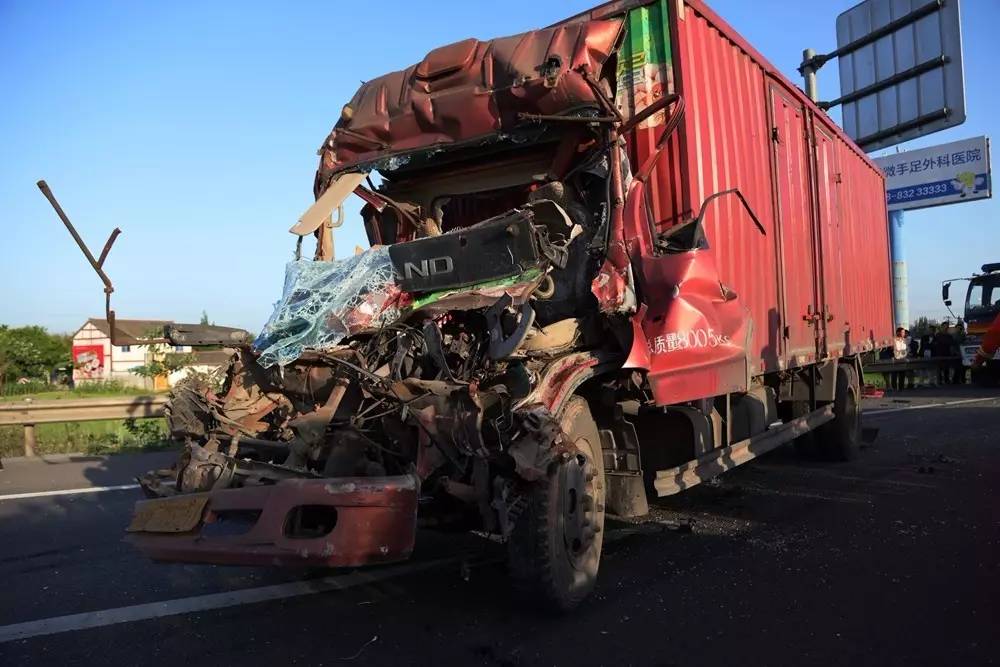 昨日成乐高速眉山段发生3车追尾事故1人被困车内消防官兵紧急出动救援但不幸的是(图5)