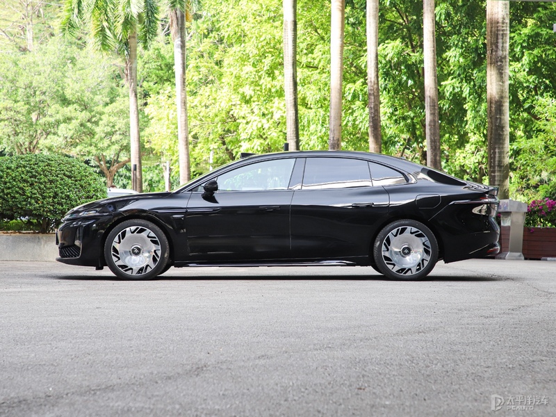 九游体育科技：昊铂A800开启盲订选配搭载三电机四驱和华为乾崑四激光雷达(图1)