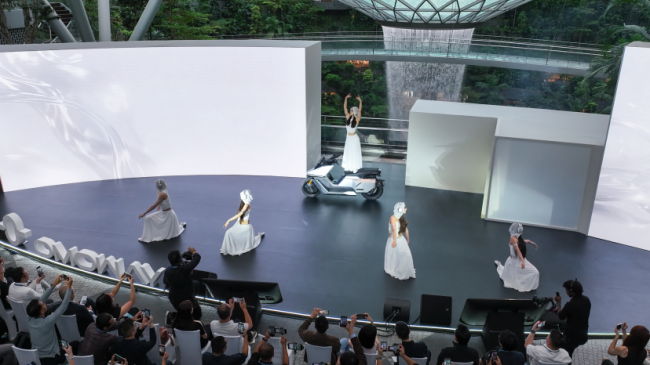 OMOWAY新加坡发布机器人架构自平衡摩托上演“车上芭蕾”(图1)