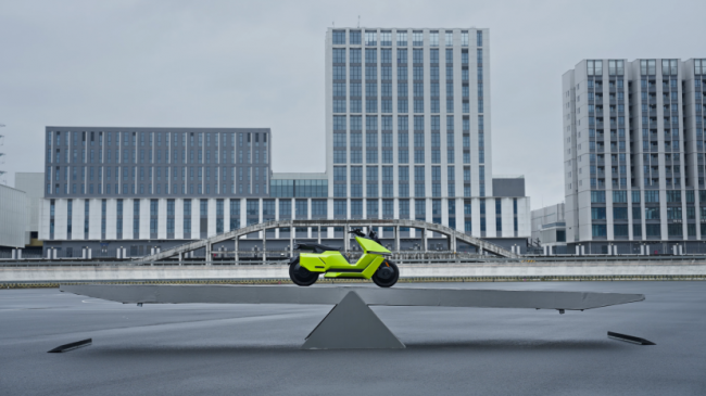 OMOWAY新加坡发布机器人架构自平衡摩托上演“车上芭蕾”(图2)