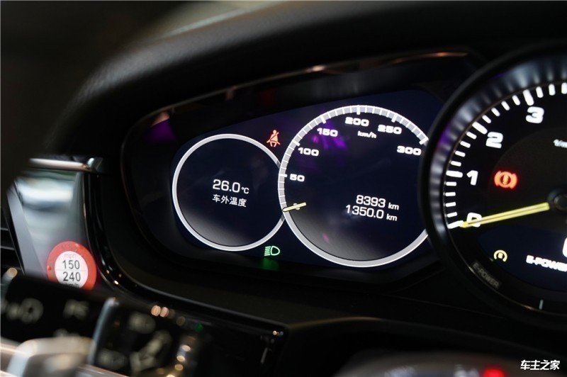 最强四座车44秒破百解析2024款保时捷PanameraE-Hybrid(图3)